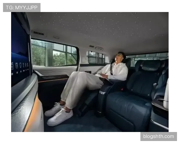 易建联站在豪车旁穿拖鞋，隔壁大叔既视感太带感